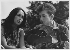 Joan Baez and Bob Dylan with guitar 1963 March on Washington - civil rights